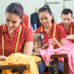 Cristiane Ruon dos Santos inspira com projetos de costura criativa, transformando tecidos antigos em peças únicas e cheias de personalidade.