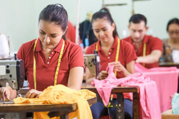 Cristiane Ruon dos Santos inspira com projetos de costura criativa, transformando tecidos antigos em peças únicas e cheias de personalidade.