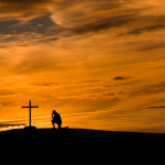 Jose Eduardo De Oliveira e Silva nos leva a uma jornada espiritual, explicando como os sete sacramentos são sinais essenciais para moldar nossa vida em Deus e nos conduzir à santificação.
