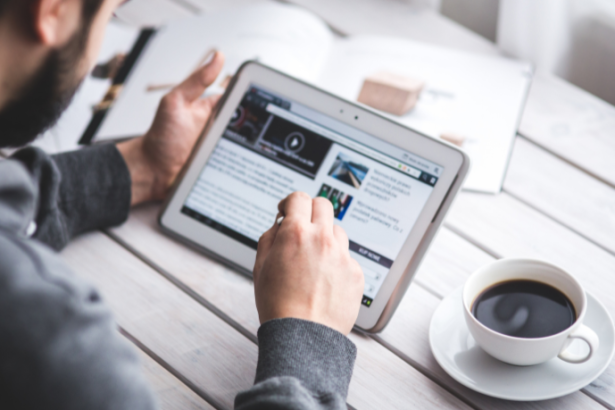 Acesso gratuito à internet para famílias de baixa renda pode transformar a educação no Brasil