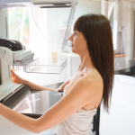 Entenda quando a mamografia exige exames complementares e como Vinicius Tadeu Sattin Rodrigues orienta a ampliação da investigação com segurança e precisão.