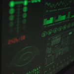 Tela de computador exibindo interfaces de cibersegurança e proteção de dados em tons verdes