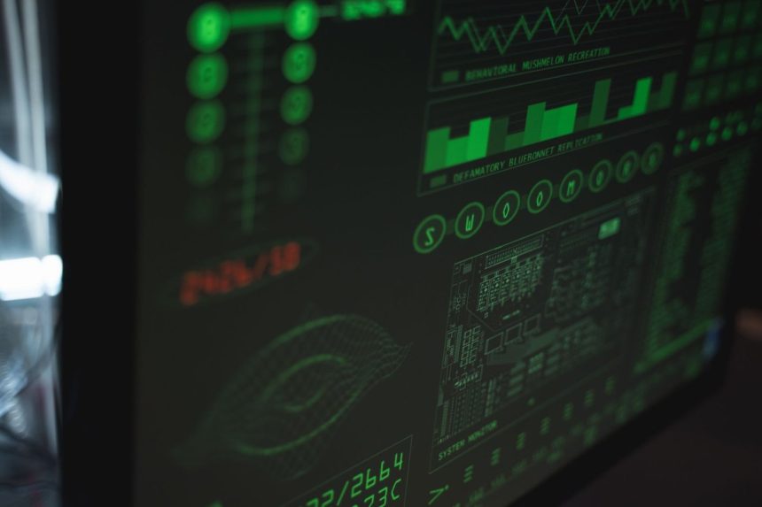 Tela de computador exibindo interfaces de cibersegurança e proteção de dados em tons verdes