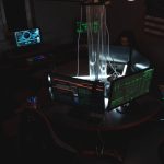 Equipe de profissionais monitora dados e sistemas de cibersegurança em uma sala com vários computadores.