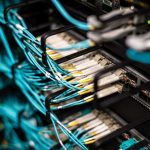 Cabos conectados a um painel de distribuição em um data center moderno.