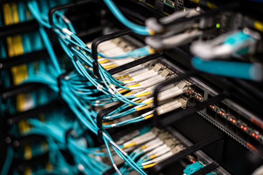 Cabos conectados a um painel de distribuição em um data center moderno.